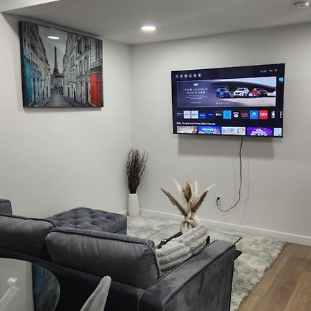 Modern 2 Bedroom Basement Suite At West Edmonton Ngoại thất bức ảnh