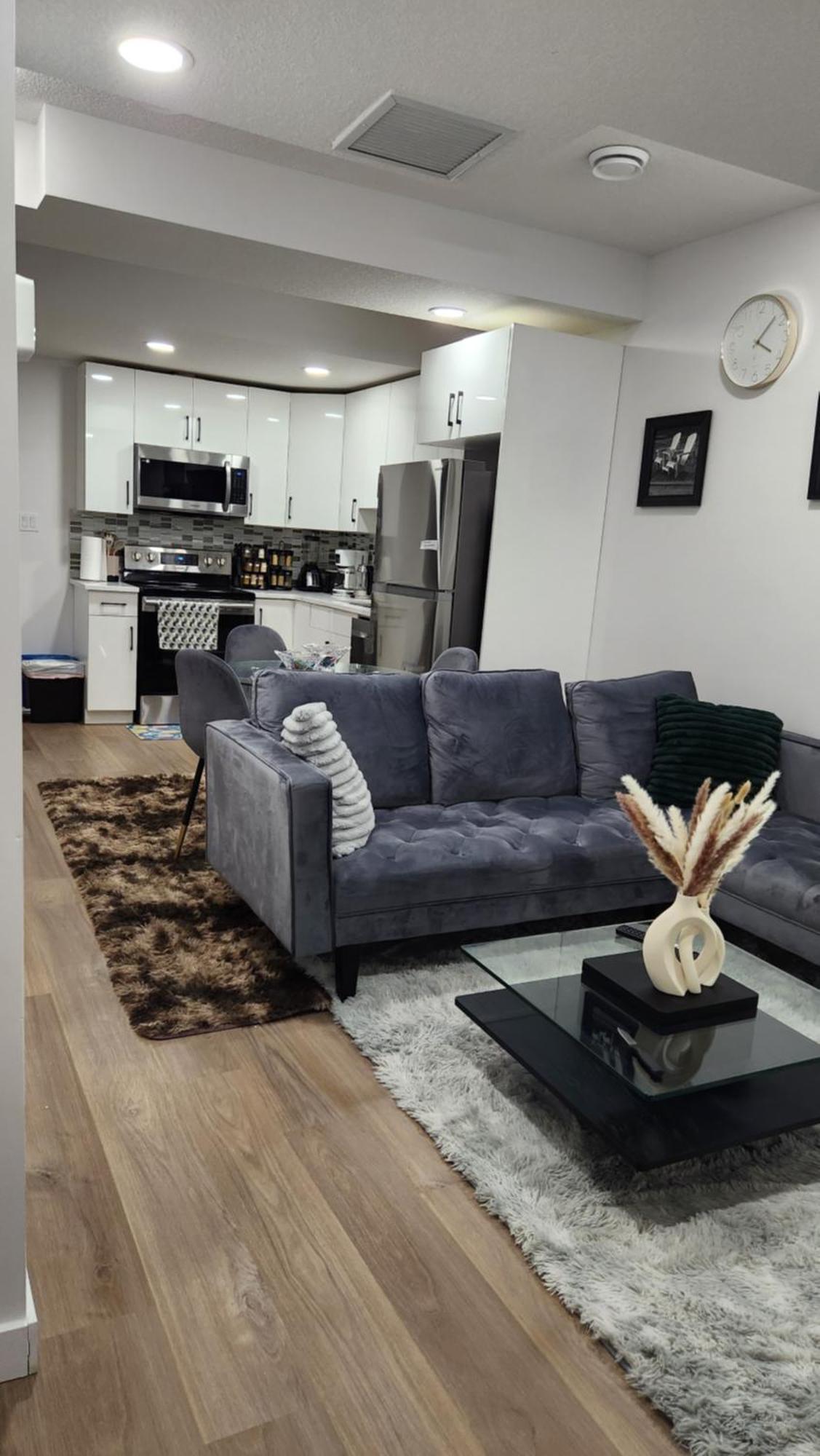 Modern 2 Bedroom Basement Suite At West Edmonton Ngoại thất bức ảnh