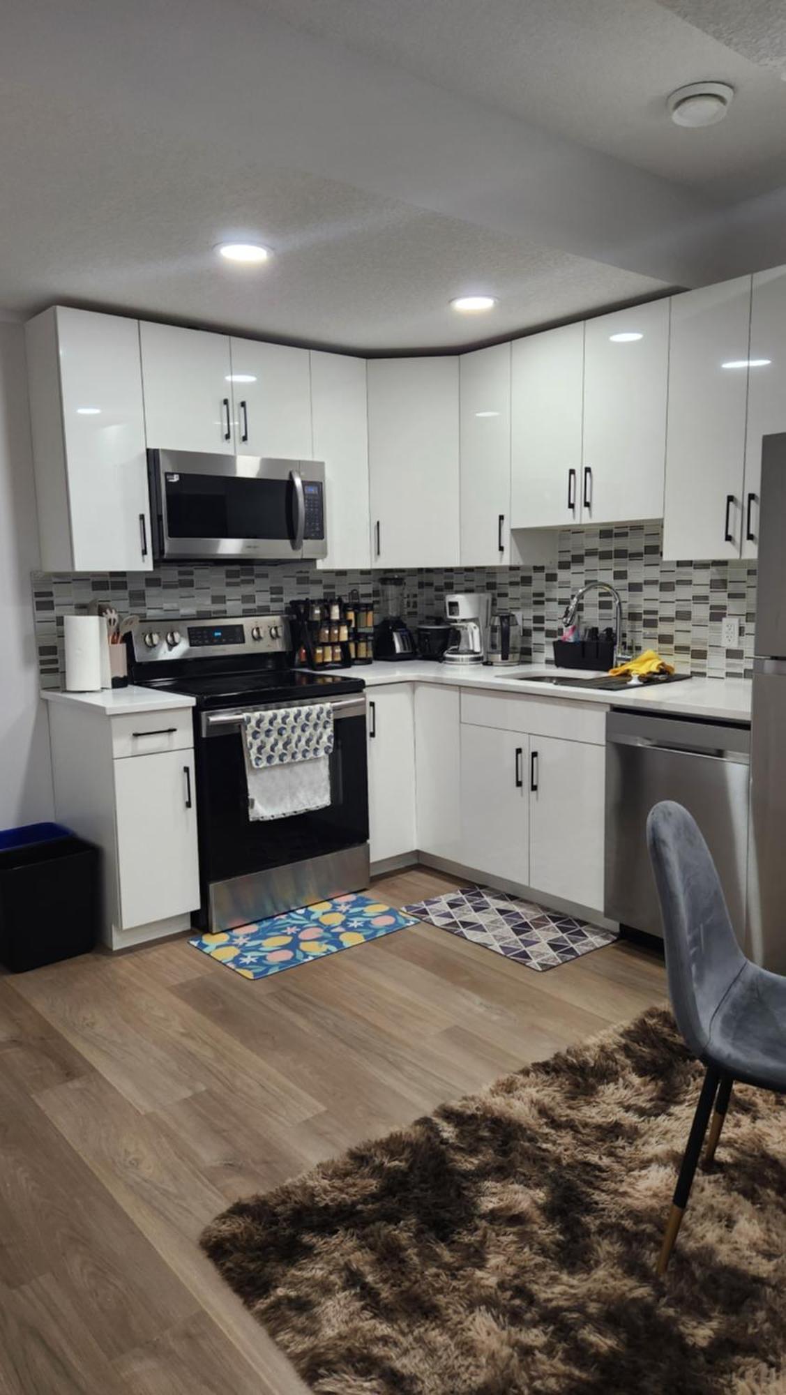 Modern 2 Bedroom Basement Suite At West Edmonton Ngoại thất bức ảnh